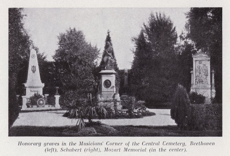 Æresgrave i Musikerhjørnet på Central Cemetery, Beethoven (venstre), Schubert (højre), Mozart Memorial (i midten) (s/h foto) af Photographer Austrian
