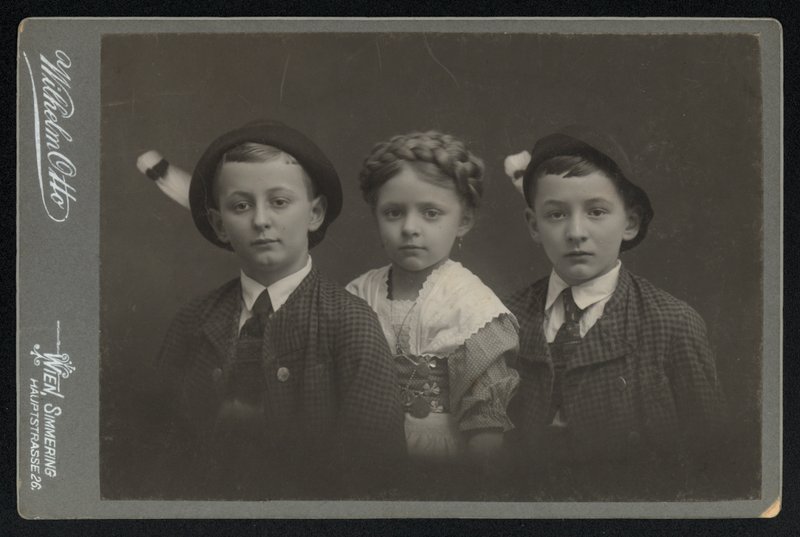 Portræt af tre østrigske børn (s/h foto) af Austrian Photographer
