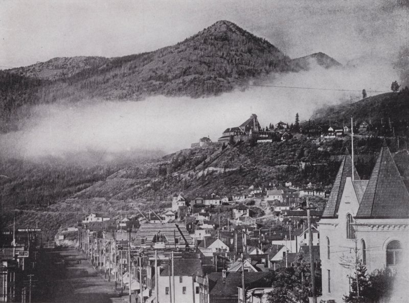 Generel udsigt over Rossland, der viser Le Roi-minen (s/h-foto) af Photographer Canadian