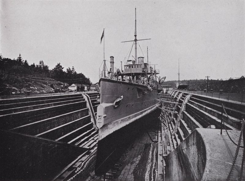 HMS "Flora," i Dock, Esquimalt, British Columbia (s/h foto) af Photographer Canadian