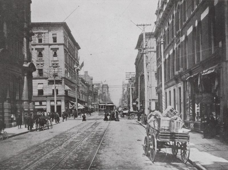 Looking Up Yonge Street, Corner of King, Toronto (s/h-billede) af Photographer Canadian