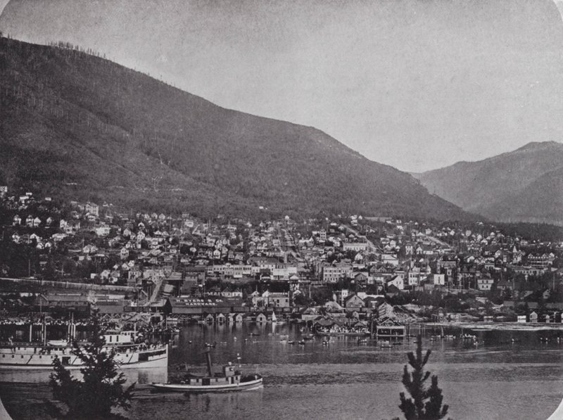 Nelson, fra den anden side af Kootenay-floden (s/h foto) af Photographer Canadian