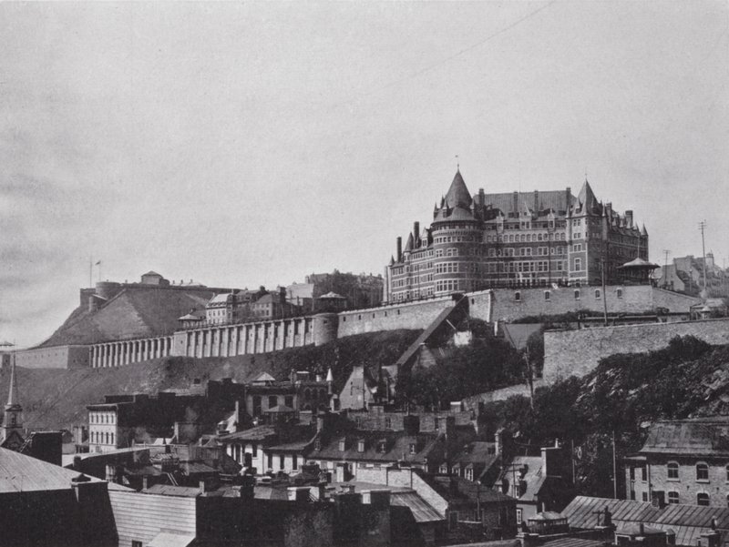 Slottet og citadellet fra Lower Town, Quebec (s/h-billede) af Photographer Canadian