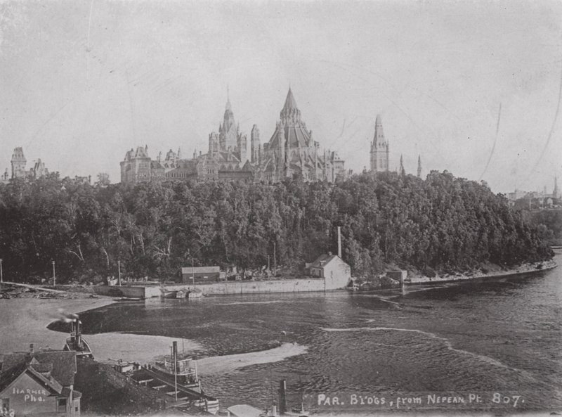 Parlamentsbygningerne, Ottawa, fra Nepean Point (s/h foto) af Photographer Canadian