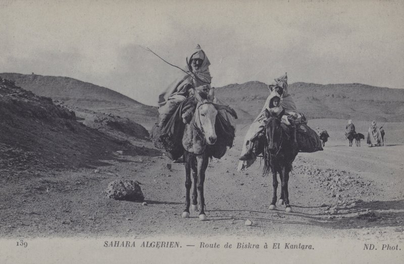 Rejsende i den algeriske Sahara på vejen fra Biskra til El Kantara (s/h-billede) af Photographer French