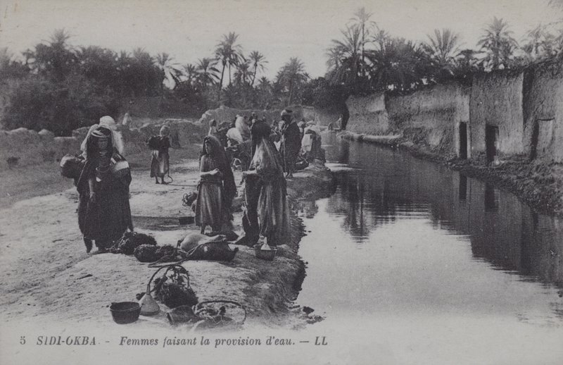 Kvinder samler vand i Sidi-Okba, Algeriet (s/h foto) af Photographer French