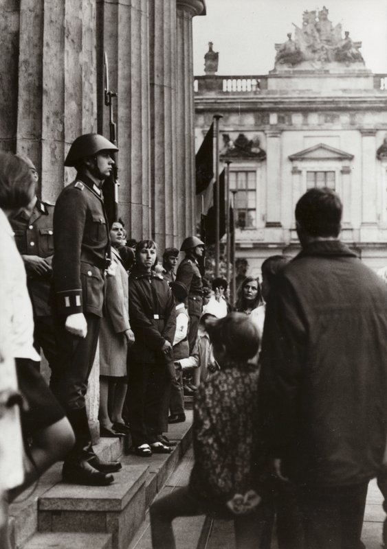 Ved mindesmærket for ofrene for fascisme og militarisme ærer soldater fra National People