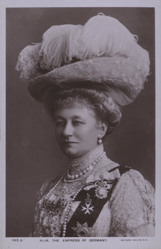 Augusta Victoria af Slesvig-Holsten, kejserinde af Tyskland og hustru til Wilhelm II (s/h foto) af Photographer German