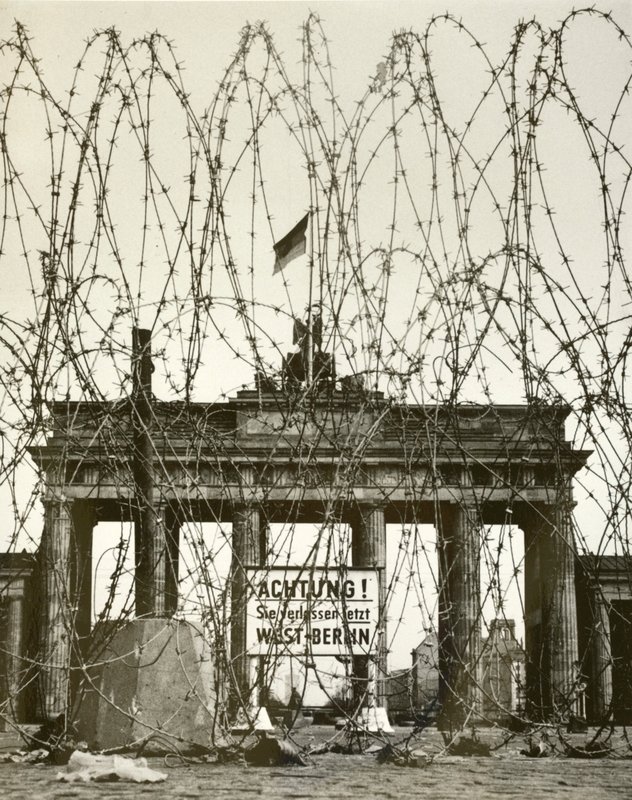 Pigtråd foran Brandenburger Tor, Berlin, Tyskland, under den allierede besættelse af byen efter Anden Verdenskrig (s/h foto) af Photographer German