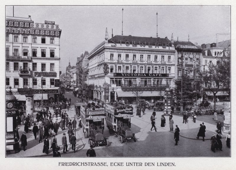 Berlin: Friedrichstrasse, hjørne Unter den Linden (s/h foto) af Photographer German