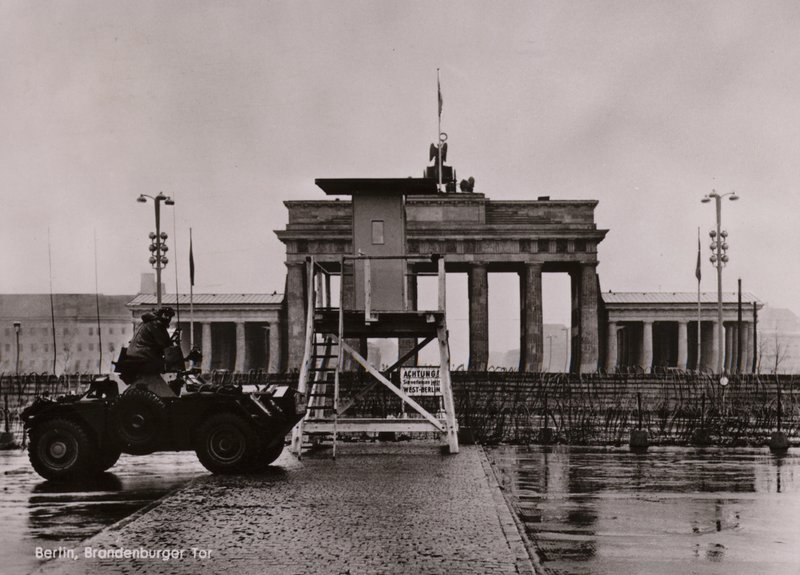 Britisk panservogn på grænsen mellem Øst- og Vestberlin ved Brandenburger Tor (s/h foto) af Photographer German