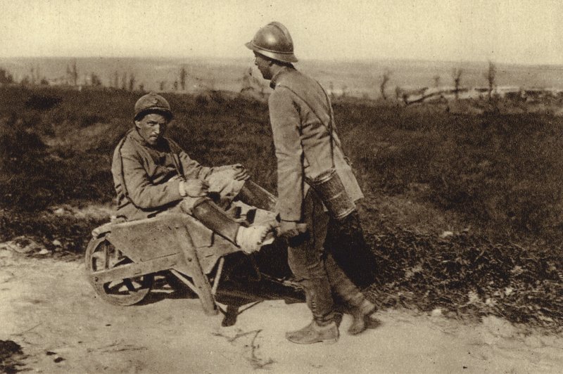 Fanget fransk soldat, der transporterer sin sårede kammerat i en trillebør, Første Verdenskrig af Photographer German