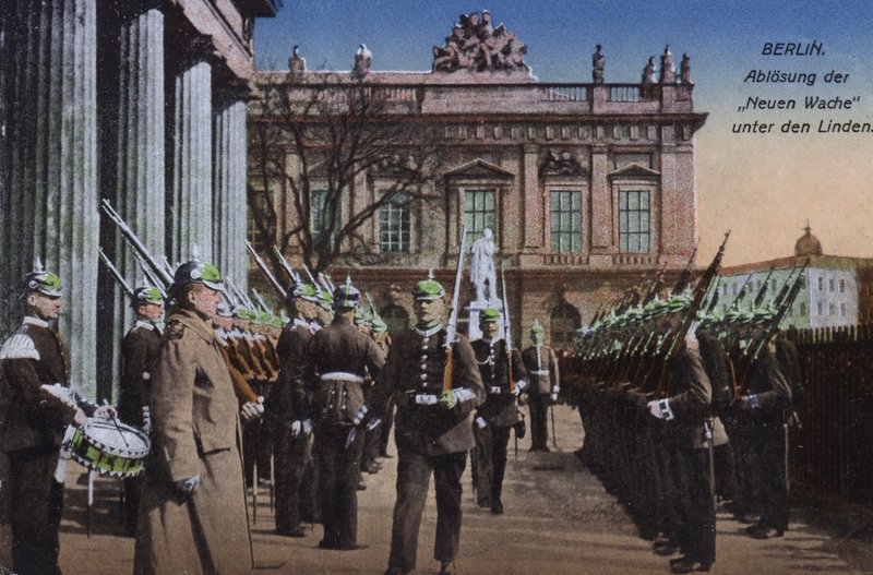 Vagtskifte ved Neue Wache, Unter den Linden, Berlin, Tyskland (farvet foto) af Photographer German