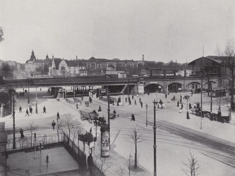 Charlottenburg, Hardenbergstrasse, Bahnhof Zoologischer Garten (s/h-billede) af Photographer German
