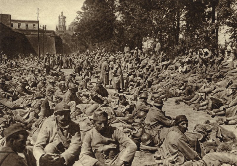 Indsamlingssted i citadellet i Laon, Frankrig, for franske fanger fanget i den tyske forårsoffensiv, 1. verdenskrig af Photographer German