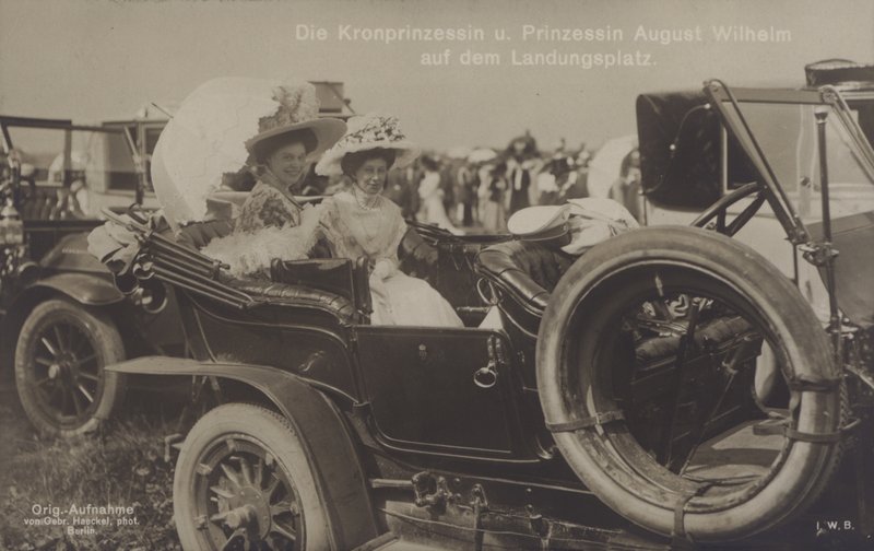 Kronprinsesse Cecilie og prinsesse August Wilhelm af Tyskland på en Zeppelin landingsplads (s/h foto) af Photographer German