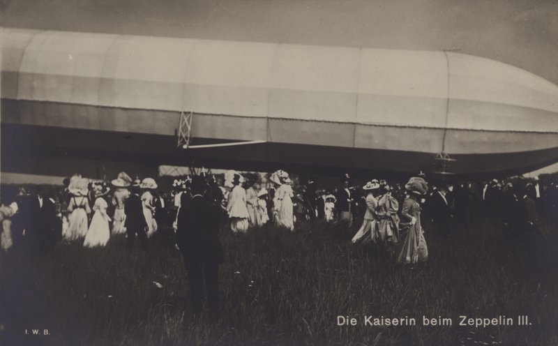 Kejserinde Victoria Augusta af Tyskland med Zeppelin LZ III (s/h foto) af Photographer German