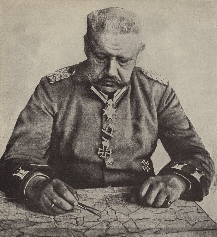 Feltmarskal von Hindenburg studerer et kort (s/h foto) af Photographer German