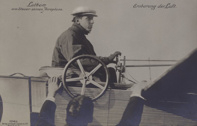 Den franske flyver Hubert Latham ved betjeningen af sit fly (s/h foto) af Photographer German