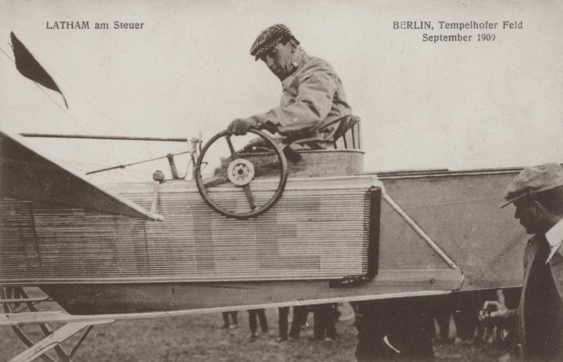Den franske flyver Hubert Latham ved kontrollen af sit fly, Tempelhof flyveplads, Berlin, september 1909 (s/h foto) af Photographer German