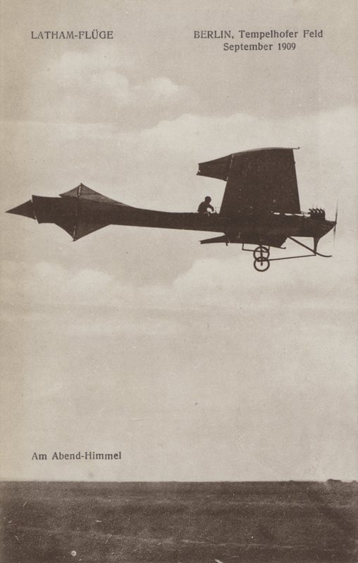 Fransk flyver Hubert Latham flyver over Tempelhof flyveplads, Berlin, september 1909 (s/h foto) af Photographer German