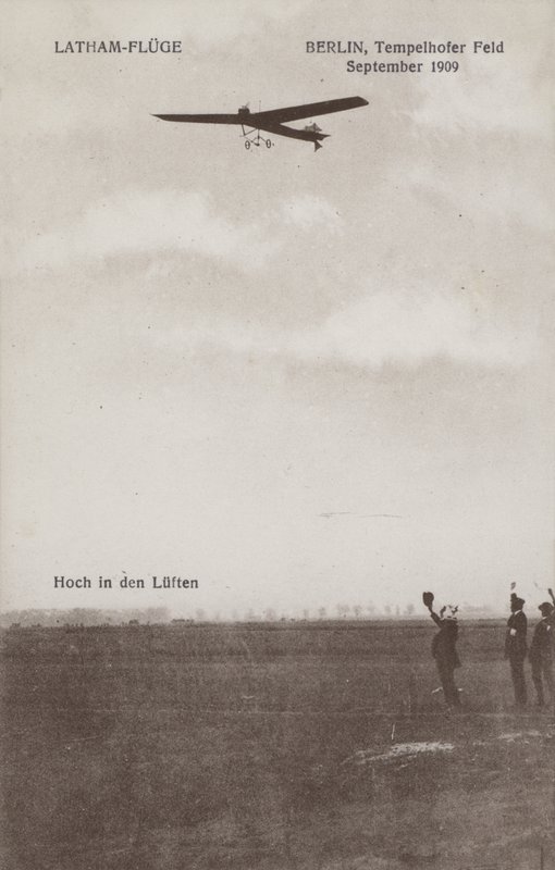 Fransk flyver Hubert Latham flyver over Tempelhof flyveplads, Berlin, september 1909 (s/h foto) af Photographer German