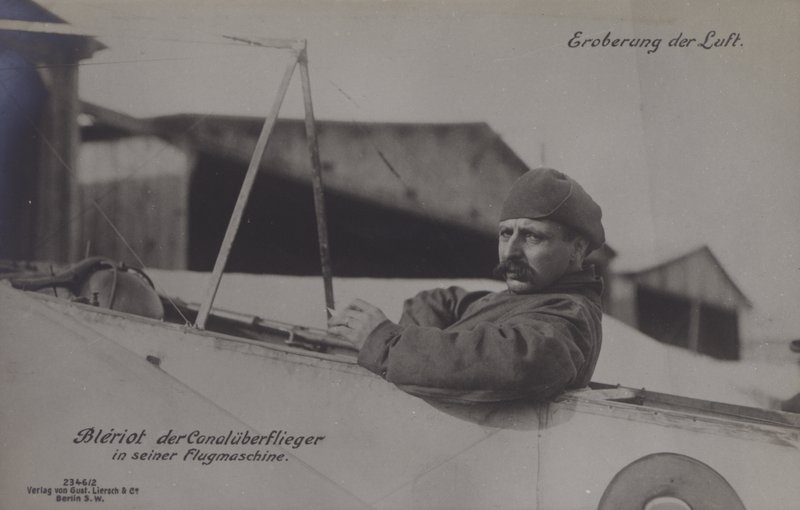 Den franske flyver Louis Bleriot, den første, der fløj over Den Engelske Kanal, i sit monoplan (s/h-foto) af Photographer German