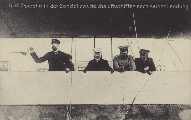 Den tyske luftskibskonstruktør Graf Ferdinand von Zeppelin i gondolen på et af sine luftskibe efter landing (s/h foto) af Photographer German