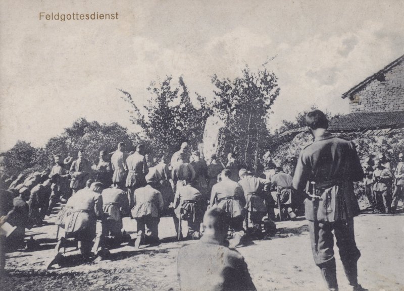 Tyske hærsoldater, der deltager i en friluftsgudstjeneste (s/h-billede) af Photographer German