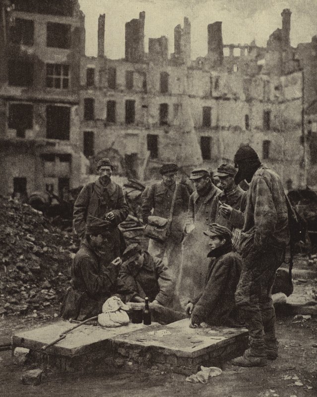 Tyske krigsfanger løsladt fra fangenskab i Sovjetunionen midt i ruinerne af Berlin af Photographer German