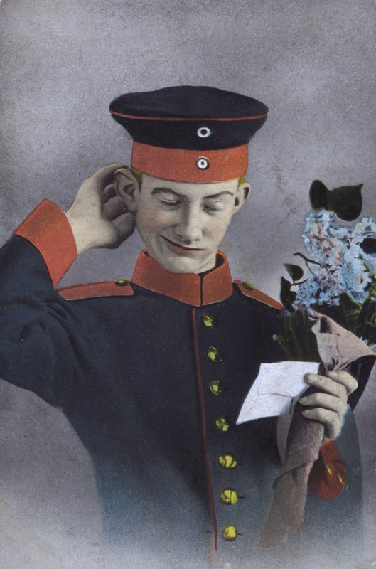 Tysk soldat holder en seddel og et bundt blomster (foto) af Photographer German
