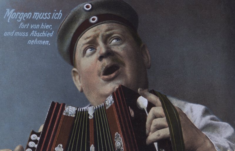 Tysk soldat spiller harmonika (farvet foto) af Photographer German