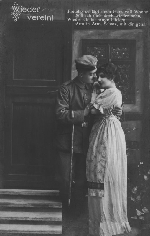 Tysk soldat genforenet med sin kæreste (s/h-billede) af Photographer German