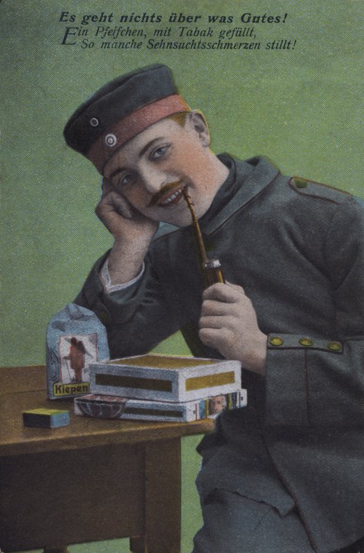Tysk soldat ryger sin pibe (farvet foto) af Photographer German