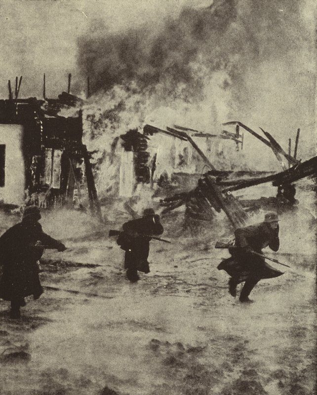 Tyske soldater rykker frem gennem de brændende ruiner af Rotterdam efter deres bombning af Luftwaffe, Anden Verdenskrig, maj 1940 (s/h foto) af Photographer German