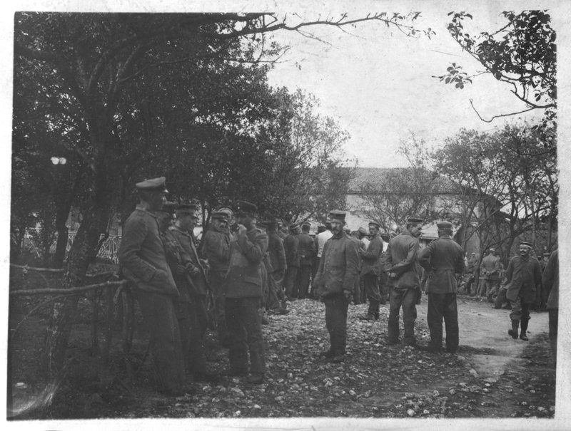Tyske soldater i en landsby eller torv (s/h-billede) af Photographer German