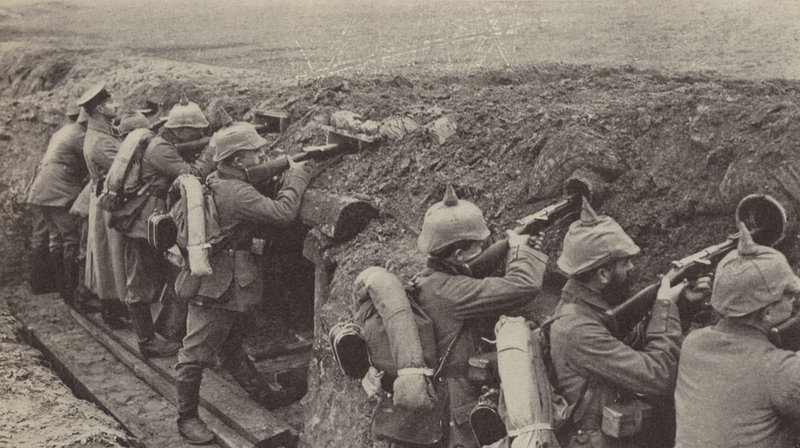 Tyske soldater i skyttegravene i Flandern skyder gennem smuthuller lavet af små trækasser og kloakrør (s/h foto) af Photographer German