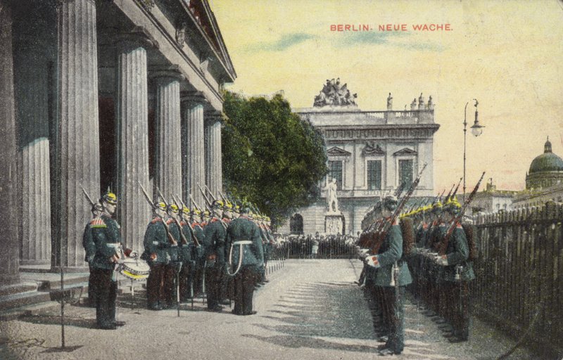 Tyske soldater i parade uden for Neue Wache, Berlin (farvet foto) af Photographer German