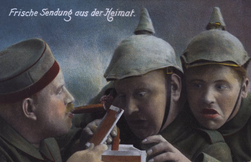 Tyske soldater modtager en pakke cigarer hjemmefra (farvet foto) af Photographer German
