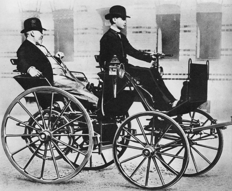 Gottlieb Daimler med sin søn kørende i den første bil af Photographer German