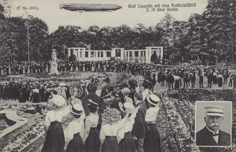 Graf Ferdinand von Zeppelin og hans luftskib LZ III over Berlin (s/h foto) af Photographer German