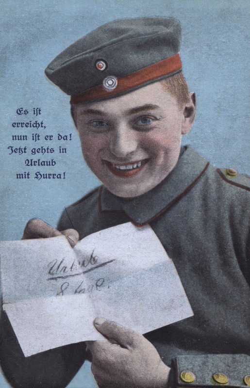 Glad tysk soldat med besked om orlov (farvet foto) af Photographer German