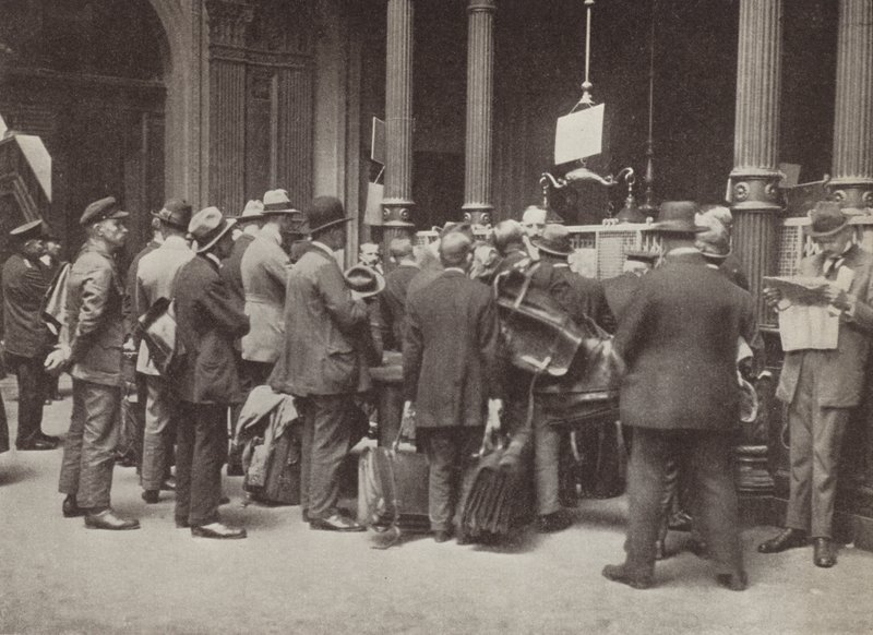 Hyperinflation i Weimar Tyskland: medlemmer af offentligheden i kø uden for Reichsbank i Berlin med kufferter til at bære deres penge, juli 1923 (s/h foto) af Photographer German