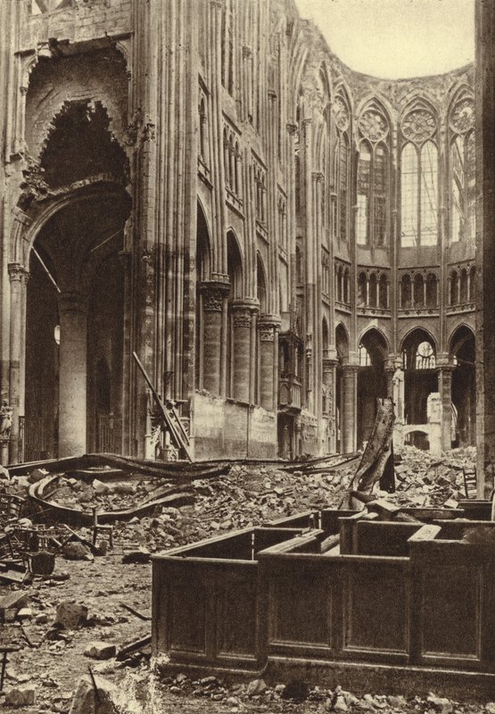 Interiør af Basilica of Saint Quentin, Frankrig, ødelagt af allierede bombardement, Første Verdenskrig af Photographer German
