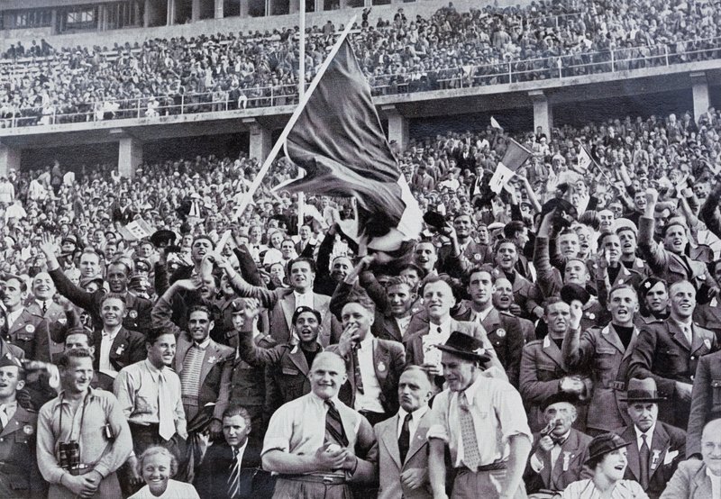 Italienske fans støtter deres atleter på stadion ved De Olympiske Lege, Berlin, Tyskland af Photographer German