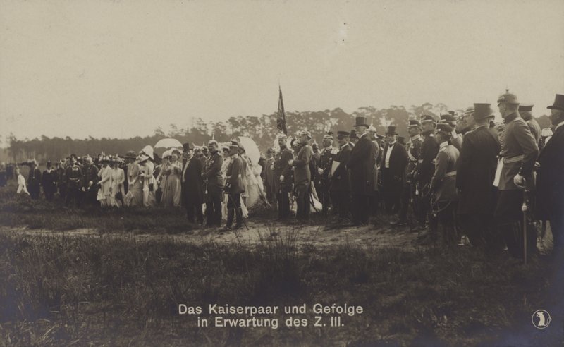 Kejser Wilhelm II og kejserinde Victoria Augusta af Tyskland og deres følge afventer ankomsten af Zeppelin LZ III (s/h foto) af Photographer German