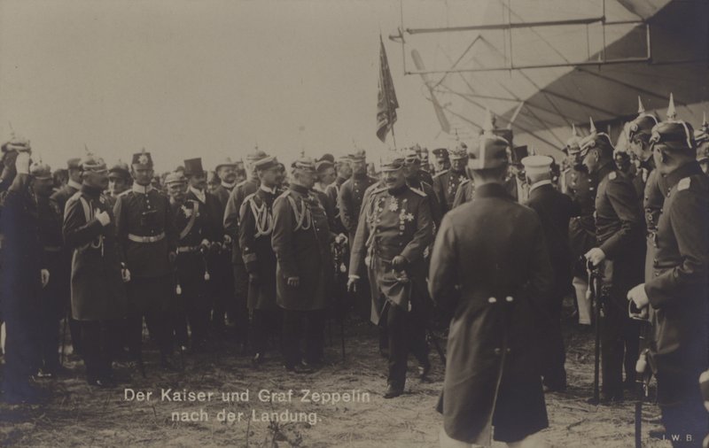 Kaiser Wilhelm II og den tyske luftskibskonstruktør Graf Ferdinand von Zeppelin efter landingen af et af Zeppelins luftskibe (s/h foto) af Photographer German