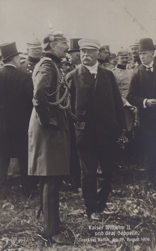 Kaiser Wilhelm II og den tyske luftskibskonstruktør Graf Ferdinand von Zeppelin på Tegel flyveplads, Berlin, 29. august 1909 (s/h foto) af Photographer German