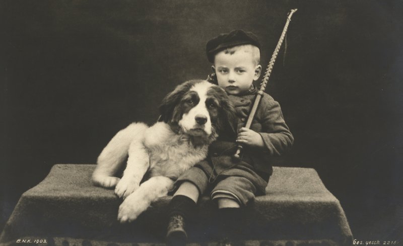 Lille dreng med hund (s/h foto) af Photographer German