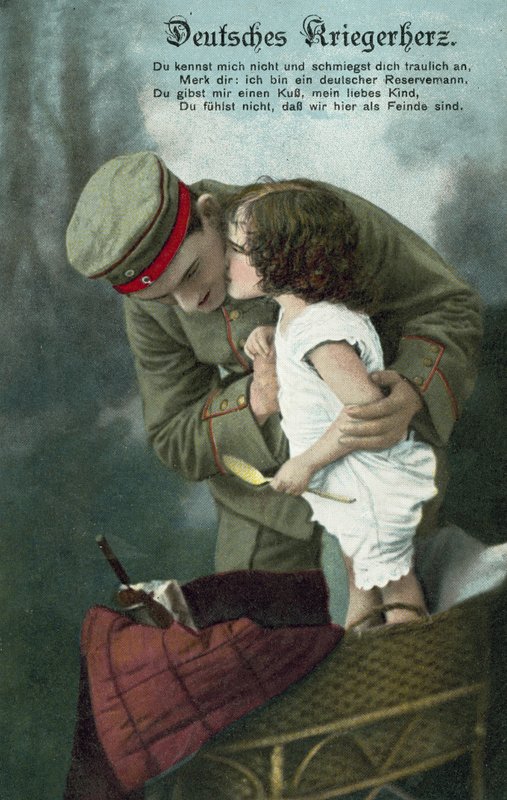 Lille pige kysser en tysk soldat (farvefoto) af Photographer German